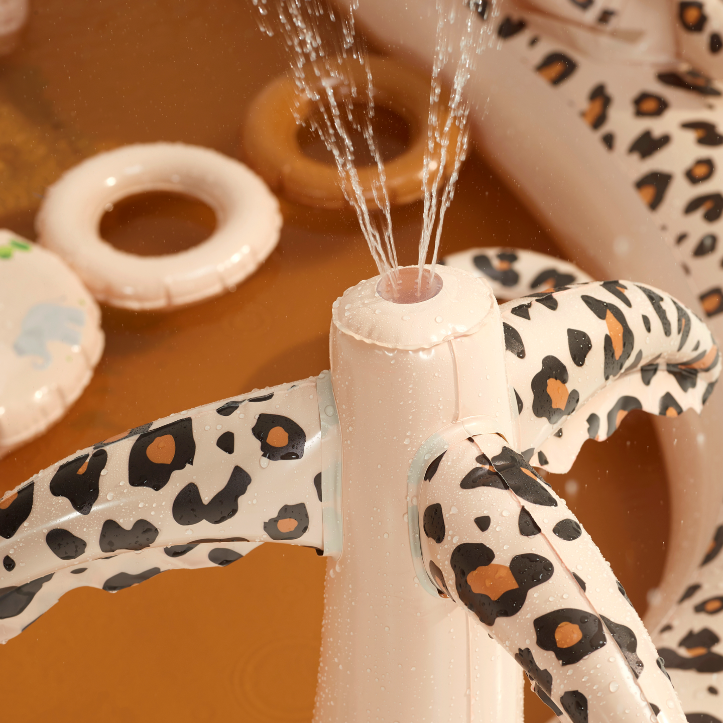 Swim essentials speelzwembad panterprint leopard sproeier